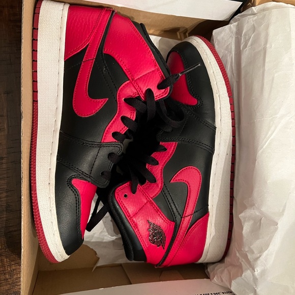Air Jordan 1 Mid GS Classic Red Black - Picture 2 of 4